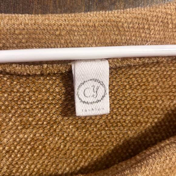 Gently worn boutique style clothes. - Picture 4 of 7